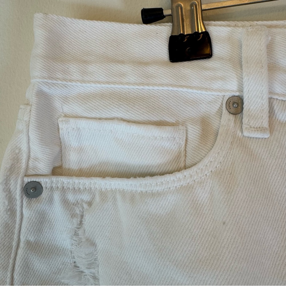 Blank NYC White Distressed Jean Shorts 0047 - Picture 3 of 16